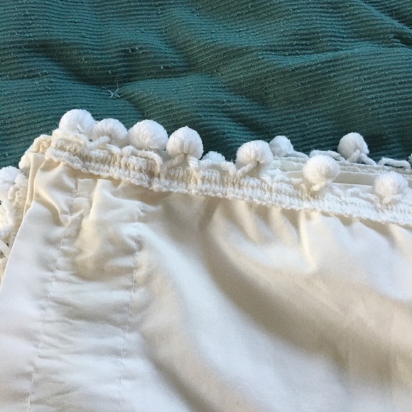 adorable white pom-pom curtains - Picture 6 of 7